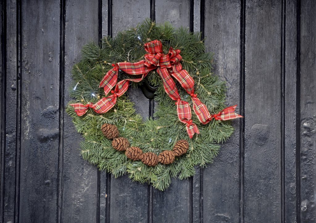 OVER FARM WREATHS AND XMAS TREES5